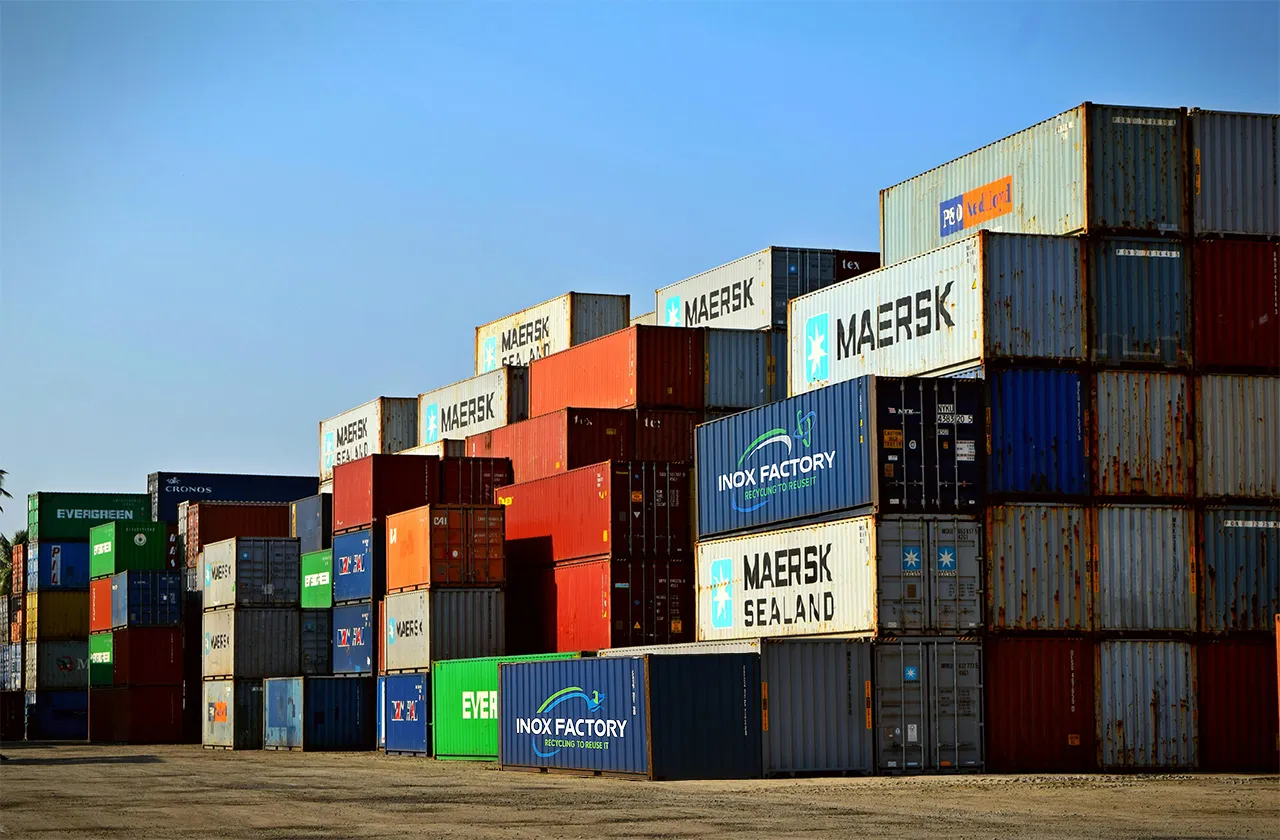 Empilement de conteneurs de transport maritimes dans un port